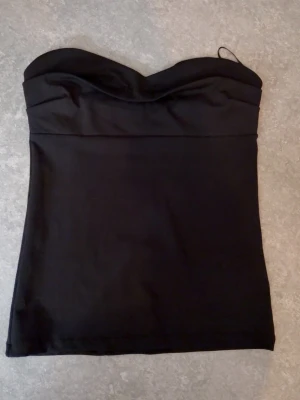 Tubtopp Zara - Svart tubtopp från Zara i strl M. Knappt använd