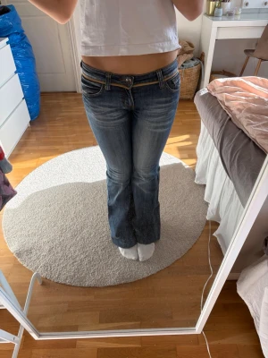 Lowwaist jeans - Säljer ett par skitsnygga lowaist vintage jeans i bra skick, har sytt de utsvängda själv men syns knappt. Passar båda S och M skulle jag säga de har även jättesnygga detaljer 