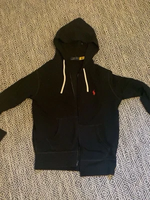 Polo Ralph Lauren Hoodie  - Svart hoodie med dragkedja från Polo Ralph Lauren. Storlek S, Kvitto medföljer vid köp, om ni vill ha mer bilder på Hoodien är de bara att skriva🙌