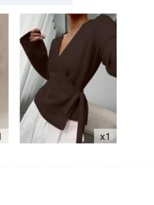 Omlottopp med knytband och v-ringning - Snygg omlottopp med v-ringad hals och långa ärmar. Toppen har ett brett knytband i midjan som ger en markerad siluett. Finns i både svart och mörkbrun säljer båda tillsammans för bra pris eftersom jag inte använder dom mer men så varma och sköna att ha under hösten och båda är storlek S 