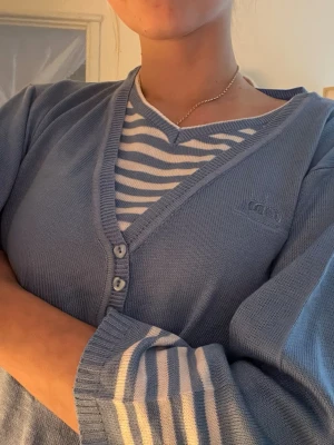 Jätteskön blå trekvarts tröja - Randig tröja med fina smådetaljer. Skönt tyg och kan nog funka bra för mindre storlekar än XL (det som står på tröjan), om man t.ex gillar att ha mer lös passform.