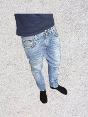 Nudie jeans Lean Dean  - Bra skick inga defekter. Fräsch färg nu inför sommaren. Mått finns det är bara att fråga. Pris endast 349