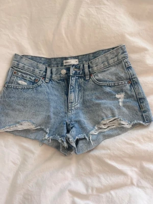 Blå denimshorts  - Shorts me slitna detaljer, från Gina nypris runt 3-400kr