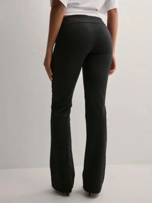 Svarta bootcut kostymbyxor från Nelly - Snygga svarta kostymbyxor med bootcut passform och låg midja. Från Nelly och är i bra skick. Skriv om bilder och pris kan diskuteras.