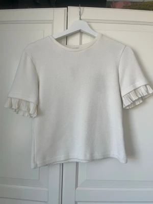 Tshirt Zara - Söt stickad topp med volanger! Tyvärr lite nopprig men syns inte så mycket💕storlek s men ganska liten i storlek. kom med prisförslag!!