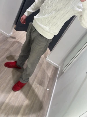 Vit stickad tröja - Säljer denna vita stickade tröja ifrån dressman helt nytt skick och den är i S