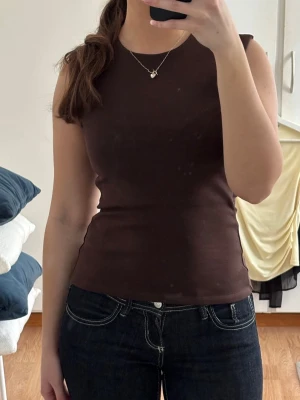 Brun ärmlös topp - Superfin ärmlös topp från Zara, i storleken S. Inga defekter, endast använd en gång