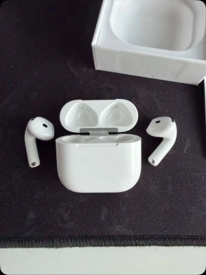 Apple AirPods ACN - AirPods gen4 i väldigt bra skick. Dom är väldigt bra och man kan prata med dom. Säljer dom pågrund av att jag inte vill ha trådlösa längre.