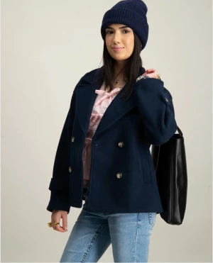 Mörkblå kappa - Säljer en snygg mörkblå kappa från ryvls(kids brand store) perfekt för vår vädret nu.  den kommer inte till användning längre. Nypris 550kr