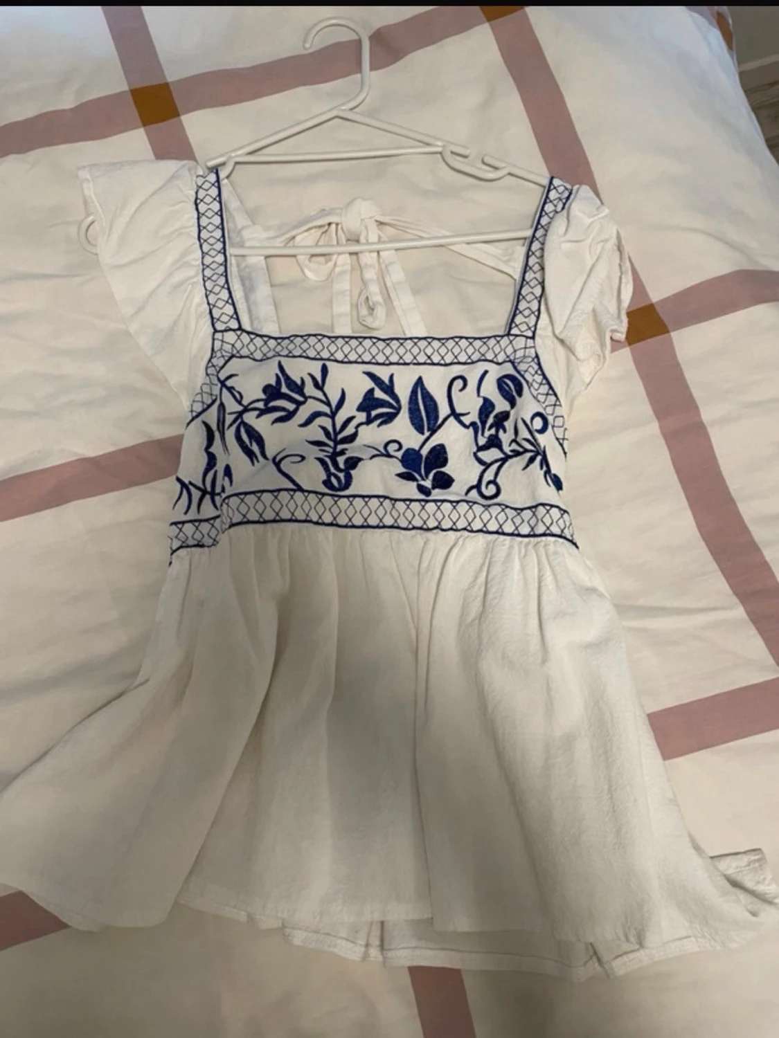 Vit blommig kort klänning med knyt