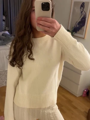 Vit stickad tröja - Mysig vit stickad tröja med oversized passform och rund hals. Tröjan är från &other Stories i storlek xs