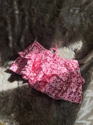 Blommiga volangshorts med snörning - Super söt kjol ifrån Gina strl M men skulle mer säga att den passar Xs-S, perfekt nu till sommaren!! 