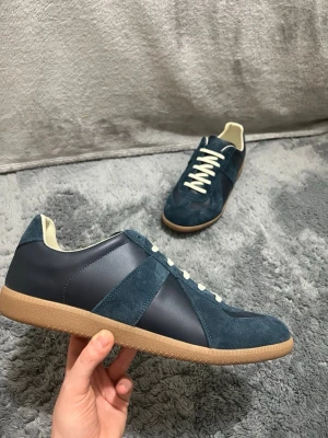 Maison Margiela GATS - navy/mörkblå - Tjena! Säljer nu dessa nya Maison Margiela GATS. Storlek 44, skicket är 10/10 helt nya, endast prövade. Medföljer box, dustbags osv. Vid frågor kontakta gärna! Mvh