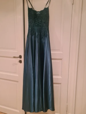 Mörkgrön balklänning - Fin mörkgrön balklänning från zapaka. Köpt på vinted men passade inte så säljer nu vidare. Klänningen är storlek M men kan möjligtvis passa S också.