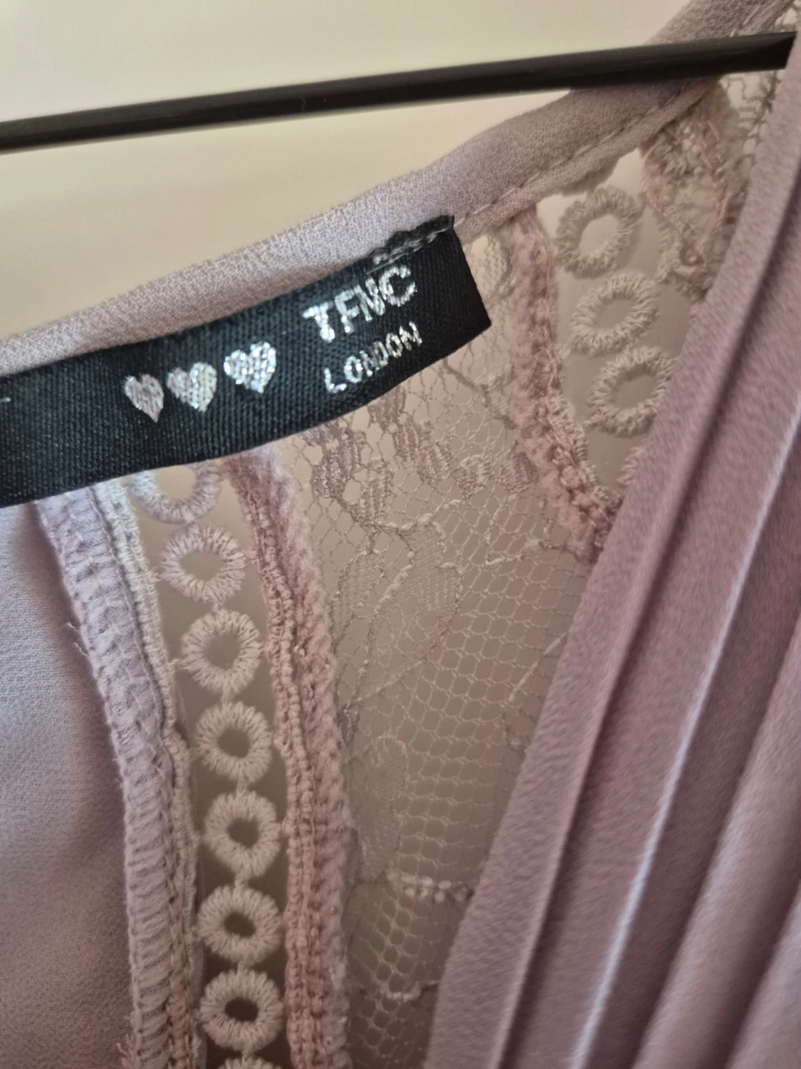 Ljuslila långklänning med spetsdetaljer - 2
