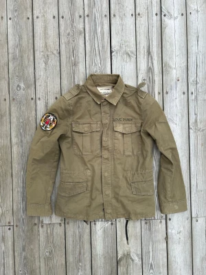 Zadig Voltaire field jacket - Riktigt snygg Zadig Voltaire field jacket. Saknar knappar på ärmslut och axlarna men annars bra skick. Passar XS/S.