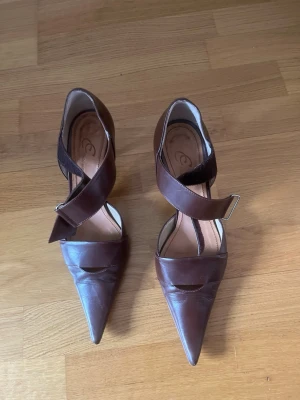 CC shoes - Snygga bruna pumps i äkta läder (se undersida Vera Cuoio) med spetsig tå och smal klack. Handgjorda i Italien 🇮🇹Ända deffekten är att sulorna är rätt så smutsiga. NYPRIS ca 4000-5000 kr