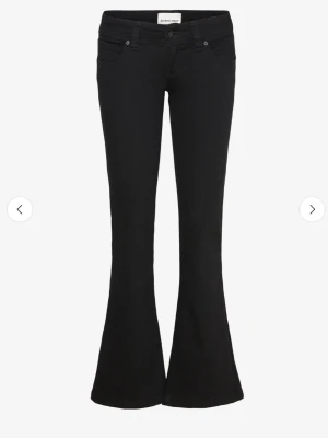 Svarta Abrand bootcut jeans - Storlek 25, Svarta low waist jeans. Dom är i jätte bra skick och passar väldigt bra. Jag är 170 och dom är perfekta i längden.