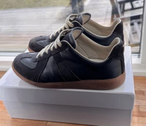 Masion margiela gats  - Maison Margiela gats i storlek 40 men passar också som 41, riktigt feta i navy blå ish. Skriv om det är nåt,mer bilder osv!