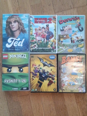Paket med 6 DVD-filmer - Säljer ett paket med sex DVD-filmer: Ted. Det regnar köttbullar, Dennis på semester, LEGO Ninjago avsnitt 1-22 ena dvd är borta.LEGO Batman filmen och Bamse i Trollskogen. Perfekt för filmkvällar med familjen eller yngre syskon. Blandade genrer och färgglada omslag. Skriv till mig på Plick om ni har frågor om dvd filmerns. Går att köpa ena separat om man vill det.