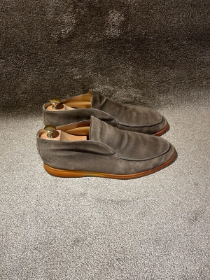 Loro Piana Loafers - Hej! Säljer dessa Loro Piana open walks! Dessa är i ett gott skick och kvaliteten är mycket hög! Dock så är det vanliga problemet att sulan är orange/gul och hård. Loafersen är äkta vilket jag står för! Nypriset ligger på 12000kr. Färg: khaki. Storlek: 42,5. tillverkade i italien. Mvh DS