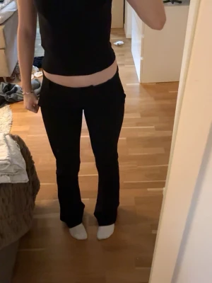 Svarta kostymbyxor  med låg midja - Säljer ett par svarta kostymbyxor från Bikbok med låg midja, byxorna är i st 38 TALL