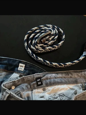 Två par slim Jeans från Jack & Jones - Jag säljer två par schyssta jeans som är i bra skick inga slitningar som är perfekt till vardagen. Båda är i slim Glenn modellen och kostar 899 styck. Dom gråa har storleken 31/32 och dom blåa i 30/34. Plus du får med flätade bältet som du ser på första bilden. Hör av dig om du har några frågor!