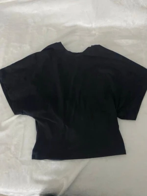 Svart figursydd tröja  - Snygg figursydd t shirt. Snygg och olik och passar till alla outfits.