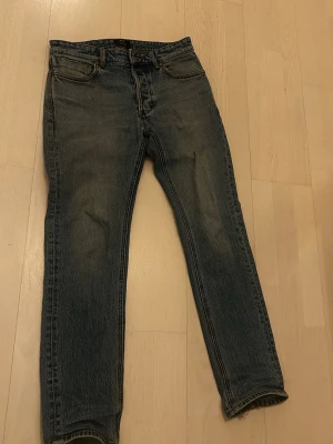 Neuw vintage archive loose/straight jeans  - Säljer ett par sjukt snygga klassiska blå jeans med rak passform och lätt slitna detaljer. Jeansen har fem fickor och normal midja. Bara att höra av dig vid fundering!😊