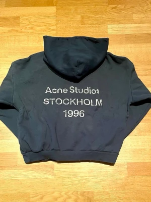Acne Studio Hoodie - Ursnygg hoodie från Acne Studios i klassisk marinblå färg! super bekväm, varm och stilren, perfekt för både vardag och lite mer fin klädda dagar.  Helt ny  Kvitto finns  Storlek: M  Säljs för: 2450 kr  🧼Från ett rökfritt och djurfritt hem  📦 Snabb leverans  💥 Väldigt trendig – var snabb innan den försvinner!  Kan gå ner i pris vid snabb affär!!