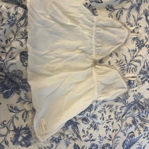 Vit Odd Molly linne! - Säljer min funs Odd Molly topp då den inte kommer till användning. Fint skick, storlek S. (Skriv för frågor och prisförslag med mera!)💕