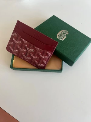 Goy4rd korthållare - Fin röd korthålle från go4ard