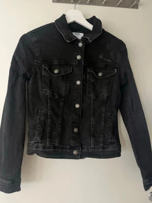 Svart jeansjacka från Bershka - Svart jeansjacka från bershka. Storleken M men passar S💕