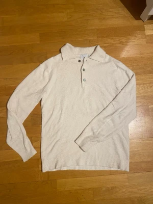 Offwhite polotröja från Bläck - Säljer en långärmad polotröja från Bläck. Nästan aldrig använd och väldigt bra kvalitet. 