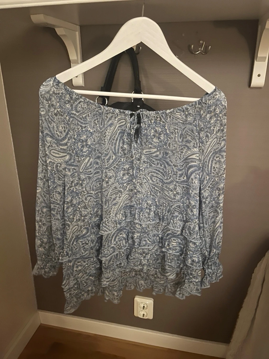 Blå mönstrad offshoulderblus - 1