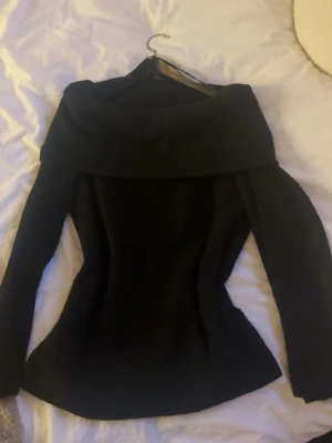 Svart off shoulder topp XS - Säljer en svart off shoulder topp !! 💗Helt oanvänd, har hängt i garderoben sen jag köpte den, Storlek Xs men är väldigt stor i storlek så skulle uppskatta att de även passar S/M/L