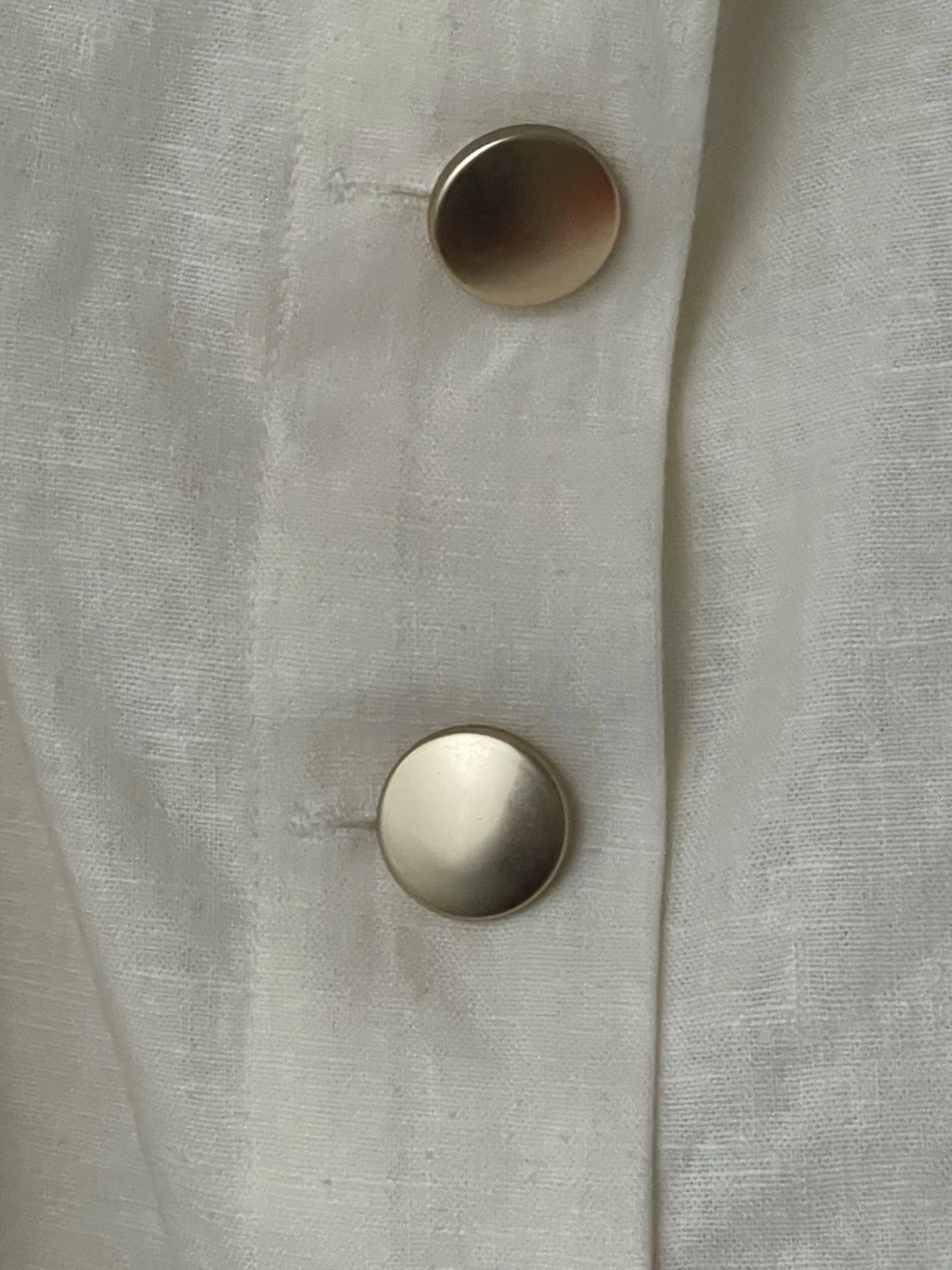 Krämvit blus med puffärm och knappar - 1