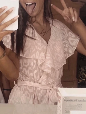 Rosa volang sommar topp blus  - Supersöt! Perfekt nu till våren och sommaren 💞💞