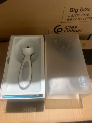 Nu Skin LumiSpa ansiktsrengörare - Säljer en Nu Skin LumiSpa ansiktsrengörare i vitt och grått. Elektronisk rengöringsborste med ergonomisk form, levereras i originalförpackning. Perfekt för djuprengöring av huden och enkel att använda i din dagliga hudvårdsrutin.// använde två gånger