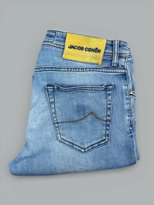 Ljusblå Jacob Cohën "NICK SLIM" Jeans | W32 - • The garment has been gently used and is in very good condition  • Size: W32  • Retail price: 5500 SEK / 522€  • Outer leg-length: 106 cm. 