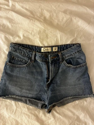 Korta  jeansshorts - Korta, och högmidjade shorts vilka är för små. St34 och i bra skick