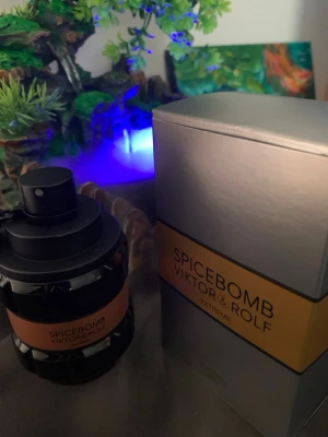 Spicebomb Extreme från Viktor & Rolf - Spicebomb Extreme från Viktor & Rolf är en parfym i en cool, svart och orange flaska med en unik, granatinspirerad form. Doften kommer i en elegant silver- och guldfärgad kartong. Perfekt för dig som gillar kryddiga och intensiva dofter.