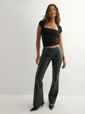 Skinnbyxor från NELLY - Jätte fina skinnbyxor från NELLY i jätte bra skick då dom är använda en gång. Säljer på grund av att dom inte kommer till användning längre 