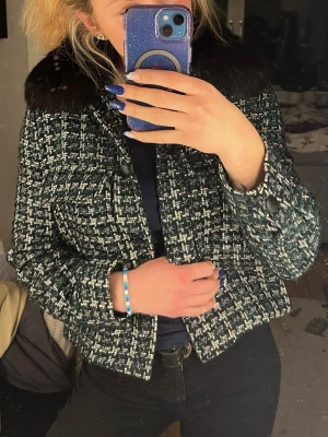 Jacka - Superfin vår/höst jacka med pälskrage, endast testad så i fint skick!💕 Storlek S