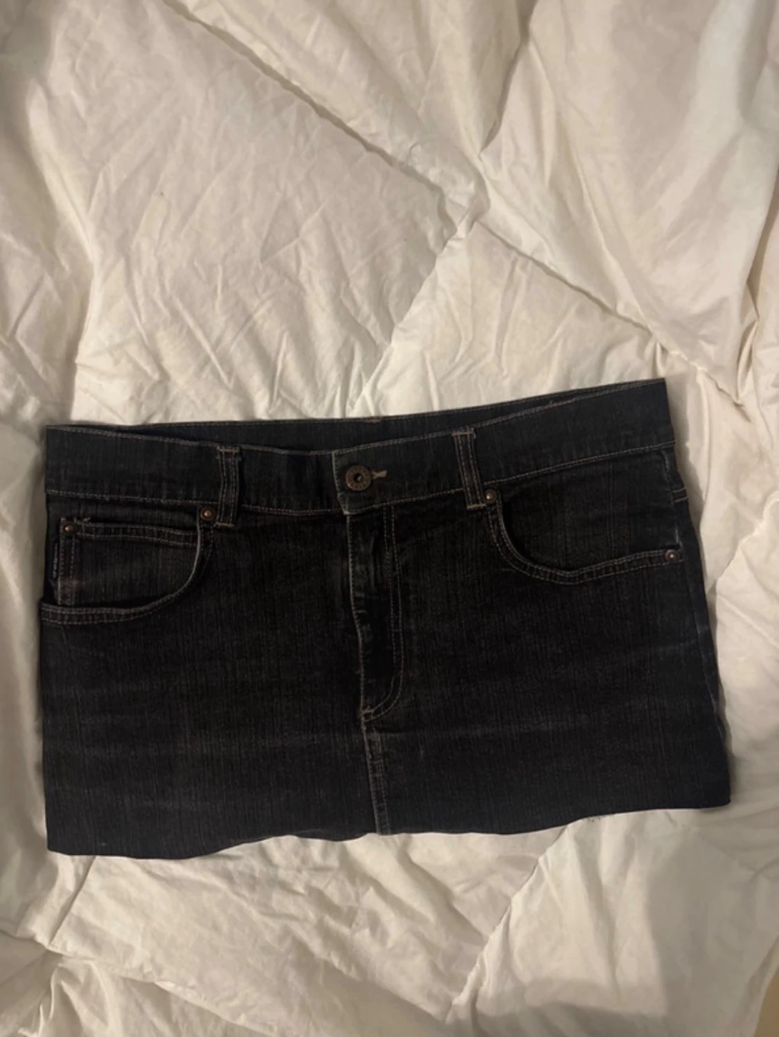 Svart jeanskjol i kort modell - 1