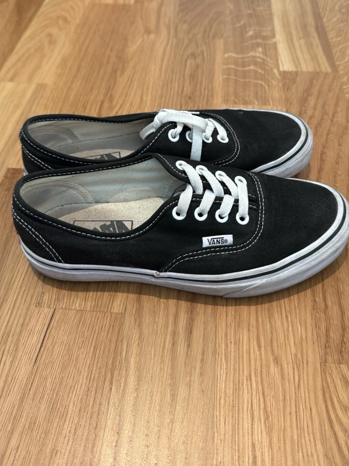Svarta Vans sneakers med vita detaljer