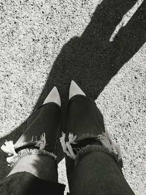 Vita spetsiga pumps klackar från HM - Säljer ett par vita pumps med spetsig tå och stilren design. Skorna har en klassisk form och är tillverkade i ett slätt material som ger en elegant vibe. Perfekta för dig som gillar att sticka ut med dina skor.🤗