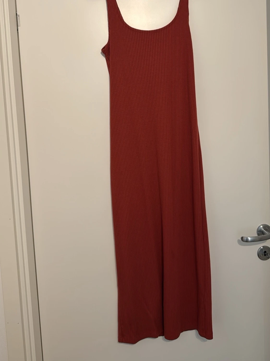 Rostbrun ribbad långklänning
