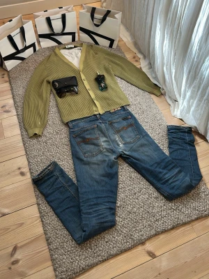 Olivgrön cardigan från Zara - Olivgrön  cardigan från Zara  som har används den har tydliga slitage men inga som man liksom tänker på Storleken är 152 men passar mig som är 167 bra Hör av dig vid frågor   Priset är inte hugget i sten 💸✌️