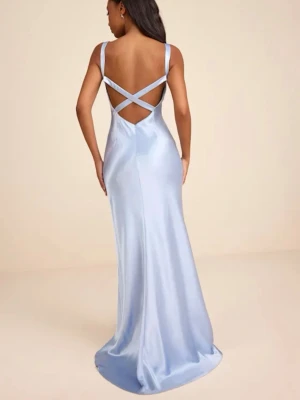 Ljusblå långklänning med öppen rygg - Elegant ljusblå långklänning i satin med smala axelband och snygg öppen rygg med korsade band. Klänningen har en slank passform och faller mjukt längs kroppen. Perfekt för dig som vill ha en stilren och modern look på balen! Endast testad! Säljer då returavgiften var så dyr. Nypris 1100kr
